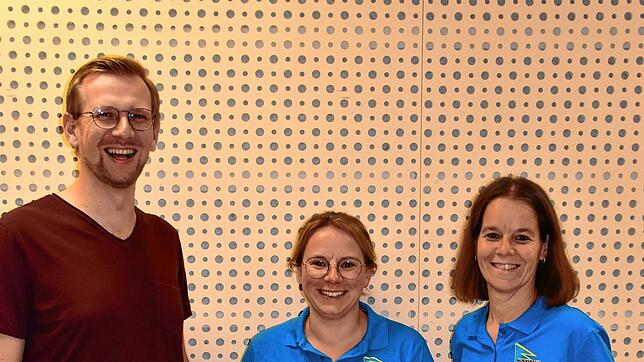 Die Musikvereinsvorsitzende Esther Roth (Mitte) und die zweite Vorsitzende Moni Stern stellten den neuen Dirigenten des MVF, Justus ...