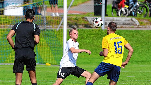 Doppeltorschütze Simon Meer (rechts), dessen Tore zum ersten Saisonsieg der SG Dettingen-Dingelsdorf führten, im Zweikampf mit dem ...