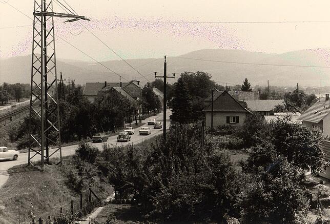 Wallbach hatte in den 60er Jahren noch vier Bahnübergänge. Damals verlief die Hauptstraße noch über die Bahngleise. Das erste Haus auf ...