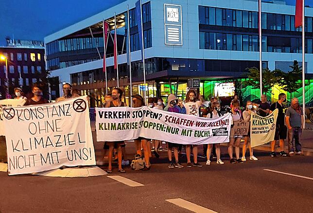 Bild 1: Klima-Ärger: Deshalb blockierte Extinction Rebellion die Straße vorm Bodenseeforum