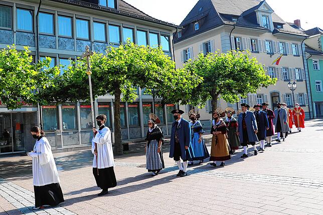 Pünktlich um 9 Uhr zog Stadtpfarrer Heinz Vogel gemeinsam mit Mitgliedern der Kirchengemeinde und der Trachtengruppe Alt-Radolfzell über ...