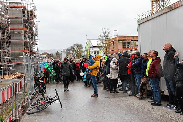 Trotz Regen und Sturm verfolgen die Besucher den Richtspruch des Neubaus der WiGe in der Nordstadt. Im Winter soll der Bau bezugsfertig ...