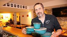 Jochen Schwarzwälder vom Restaurant „Zum Kuckuck“ bietet Mehrwegverpackungen für jene Kunden an, die ihre Speisen mitnehmen wollen. Eine ...