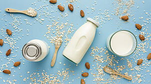 Kuhmilch enthält viele wichtige Vitamine. Können vegane Ersatzprodukte da mithalten?