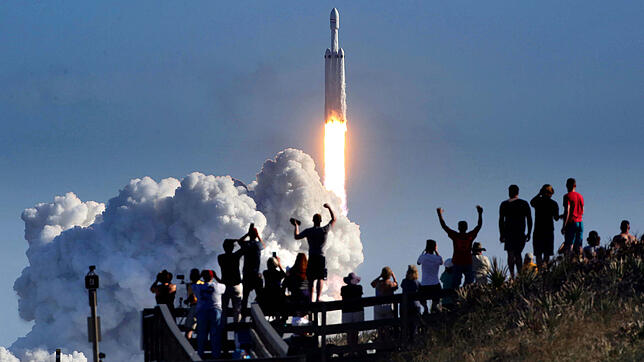 Im Februar&nbsp;2018 hebt die Großrakete &bdquo;Falcon Heavy&ldquo; des privaten US-Raumfahrtunternehmens SpaceX unter dem Jubel von ...