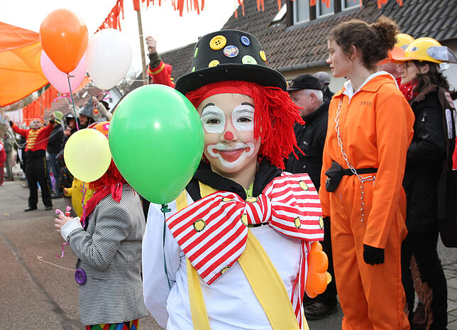 Auch dieser junge Clown aus Güttingen genießt das bunte Treiben in der Waldsiedlung.