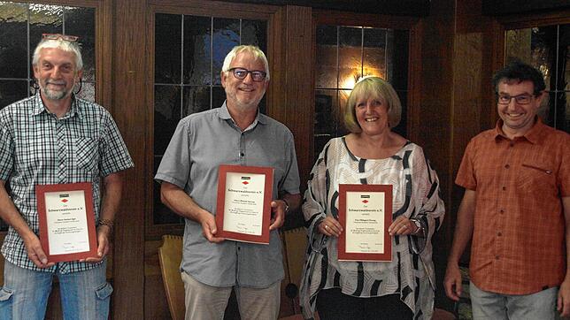 Der Vorsitzende des Schwarzwaldvereins Vorderer Hotzenwald/Rickenbach Martin Lauber (r.) konnte Herbert Egle für 40 Jahre sowie Michael ...