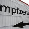 Ein Hinweisschild zum Impfzentrum in Eltville in Hessen am 05.02.2021. (Archivbild)