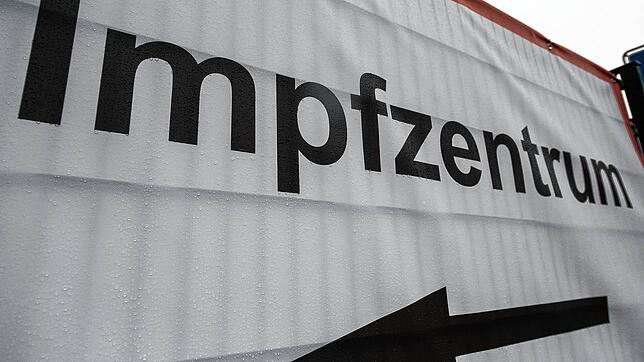 Ein Hinweisschild zum Impfzentrum in Eltville in Hessen am 05.02.2021. (Archivbild)