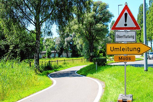 Am Kreisverkehr in Richtung Moos weist ein Schild auf eine Umleitung wegen Überflutung hin