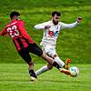 Schwerer Stand: Der Erzinger Sandro D&lsquo;Accurso (rechts) hatte einen schweren Stand in der Partie gegen den FSV Rheinfelden. ...