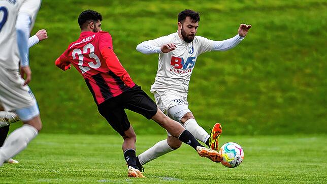 Schwerer Stand: Der Erzinger Sandro D&lsquo;Accurso (rechts) hatte einen schweren Stand in der Partie gegen den FSV Rheinfelden. ...