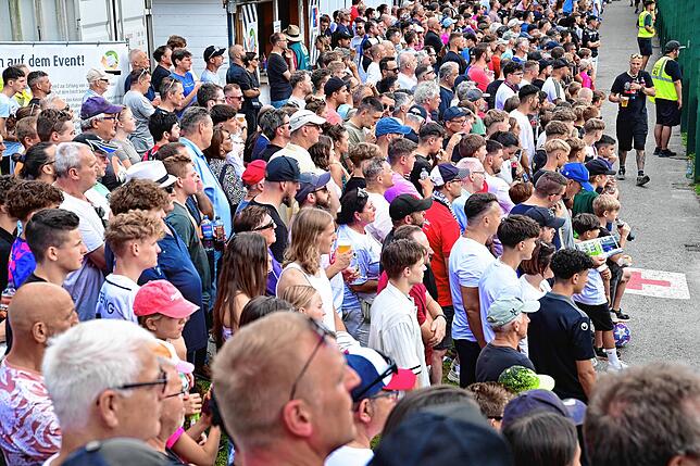Bild 21: Pokalspiel  gegen Heidenheim: Fans feiern FC 08 Villingen trotz Niederlage