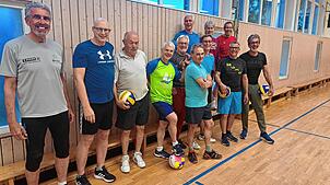 Gymnastikgruppe St. Konrad und Übungsleiter Bernd Gässler