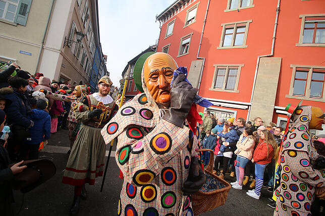 Auch wenn die Maske des Oberndorfer Hansel Tränen trägt und er sein Taschentuch zückt. Beim Umzug kamen alle auf ihre Kosten.