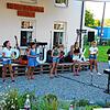 Der Jugendchor Regenbogen eröffnete das Singer-Songwriter-Festival in Ostrach-Tafertsweiler (von links): Malina Weiß, Franziska Kerle, ...