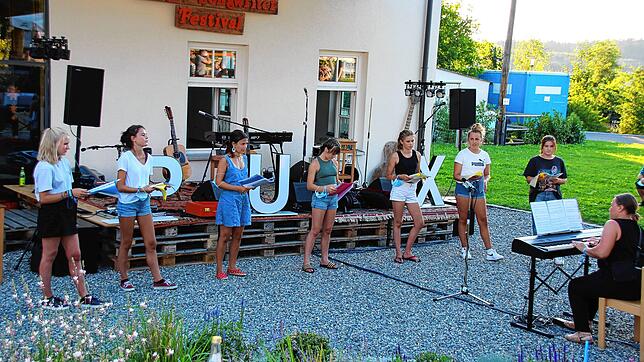 Der Jugendchor Regenbogen eröffnete das Singer-Songwriter-Festival in Ostrach-Tafertsweiler (von links): Malina Weiß, Franziska Kerle, ...