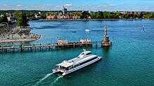 Der Katamaran startet in Konstanz Richtung Friedrichshafen.