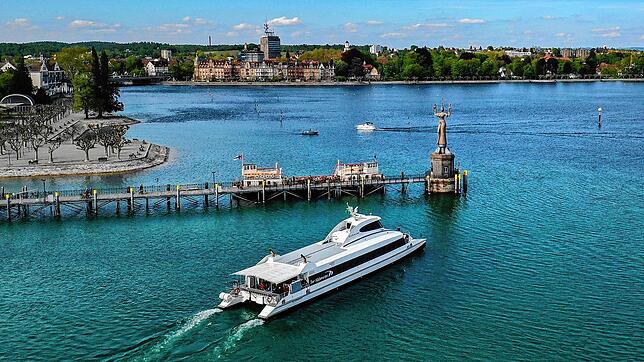 Der Katamaran startet in Konstanz Richtung Friedrichshafen.