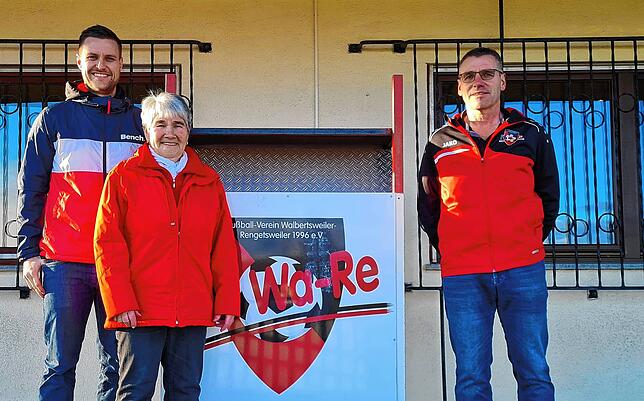 Fabian Moser (links) mit Oma Hilda und Vater Markus vor dem Logo des FV Walbertsweiler-Rengetsweiler. Für die Mosers ist die Liebe zum ...