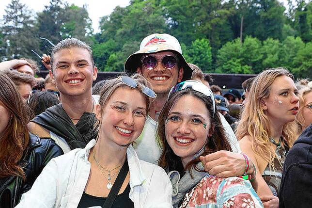 Bild 11: Strahlende Festival-Fans! Am ersten Nachmittag steigt die Stimmung