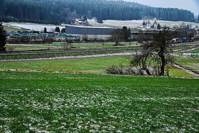 Wenngleich das Landschaftsbild durch die Bundesstraße und den Blick auf einen Entsorgungsbetrieb vorbelastet ist, sind die Mitglieder ...