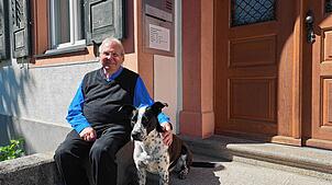 Pfarrer Matthias Kirner feiert sein 25-jähriges Jubiläum in Wehr. Sein Hund Camillo begleitet ihn davon schon zwei Jahre. Zu seiner ...