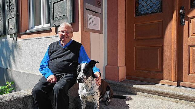 Pfarrer Matthias Kirner feiert sein 25-jähriges Jubiläum in Wehr. Sein Hund Camillo begleitet ihn davon schon zwei Jahre. Zu seiner ...