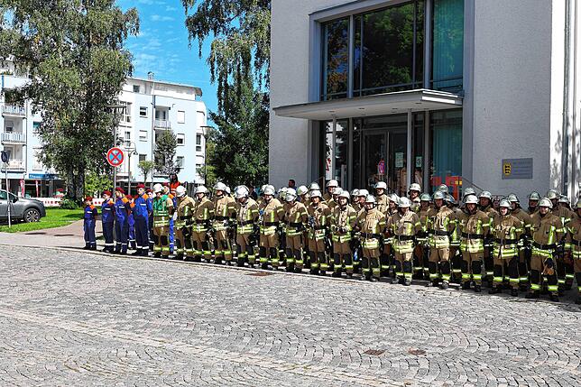 Bild 1: Die Feuerwehr Villingen demonstriert ihr Können bei der Hauptprobe