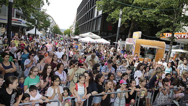 Großer Andrang herrschte beim Singener Stadtfest, wie vor der b.free-Bühne in der Ecke Erzebergerstraße/Hegaustraße. Dort fanden viel ...