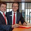 Jens Heinert (rechts, auf dem Bild zusammen mit dem Vorstandsvorsitzenden der Sparkasse Hegau-Bodensee, Alexander Endlich) blickt ...
