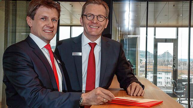 Jens Heinert (rechts, auf dem Bild zusammen mit dem Vorstandsvorsitzenden der Sparkasse Hegau-Bodensee, Alexander Endlich) blickt ...