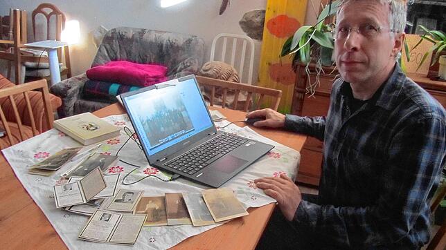 Heimatforscher Wilhelm Butschle aus Ippingen mit Sterbebildern auf seinem Wohnzimmertisch: Er ist mit seinem Projekt, eine Ippinger ...