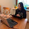 Maya Schartel liebt es, zu zeichnen und erstellt ihre Bilder auf einem Zeichentablet.
