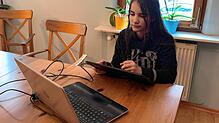 Maya Schartel liebt es, zu zeichnen und erstellt ihre Bilder auf einem Zeichentablet.