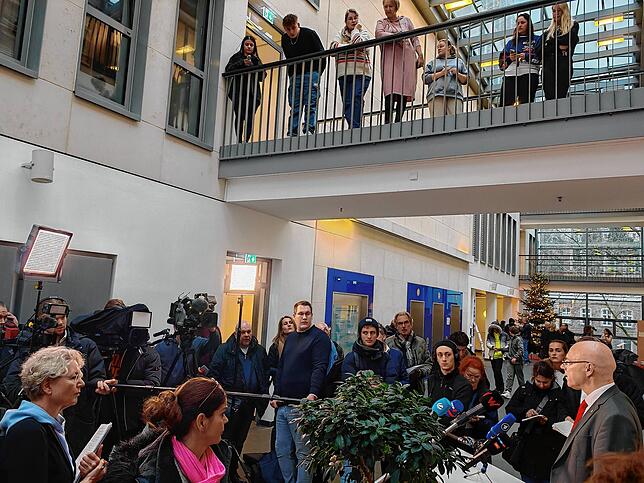Das Interesse am Prozess um die Schumacher-Erpresser ist groß im Amtsgericht Wuppertal. Hier zu sehen ist die Pressekonferenz vor Beginn ...