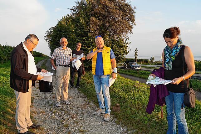 Bei einem abendlichen Spaziergang nehmen Bürgermeister Daniel Heß und sein Ratsgremium neuralgische Punkte der B31-neu-Planung unter die ...