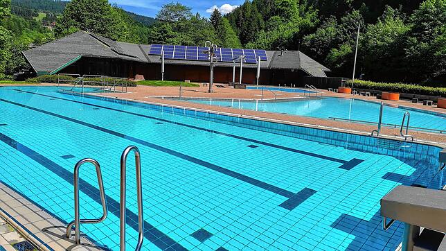 Die Becken sind gefüllt und der Rasen ist gemäht. Trotzdem kann das Freibad Aquatreff in Todtmoos in diesem Jahr nicht öffnen, da der ...