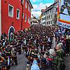 Der große Hänsele-Tross juckt die Aufkircher Straße herunter.