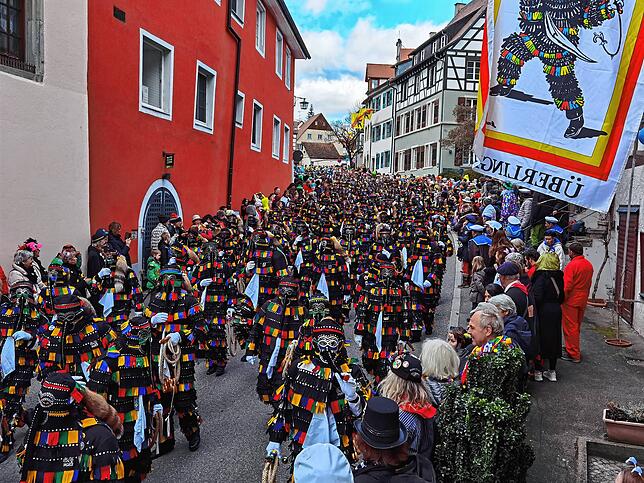Der große Hänsele-Tross juckt die Aufkircher Straße herunter.