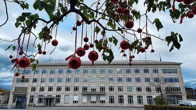 Nur die Deko hängt noch auf dem Rathausplatz: Zum ersten Mal in der Geschichte der Veranstaltung wurde der Martinimarkt am Sonntag ...