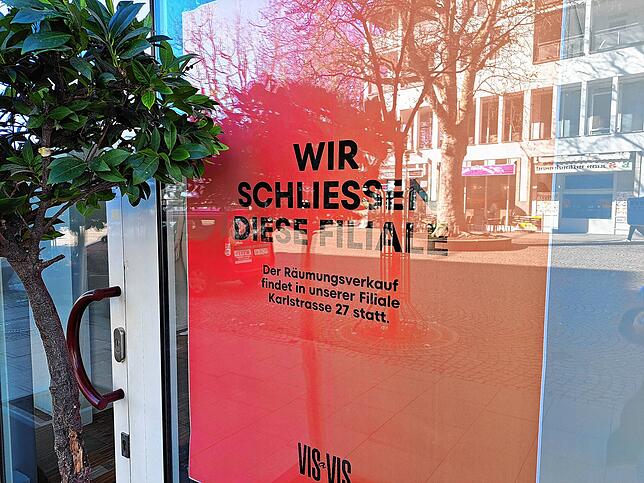 Dieses Plakat am Buchhornplatz weist darauf hin, dass die Boutique Vis-à-vis ihre Türen schließt.