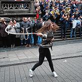 Einschnellen am Dreikönigstag vor der Münstertreppe, auf der die „Dampfkapelle“ spielt. Hier beweisen auch Frauen, dass sie ...