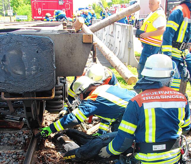 Wehrleute der FFW Trossingen gelang es, mit einem Heber die schweren Waggons anzuheben, um Verletzte zu befreien.