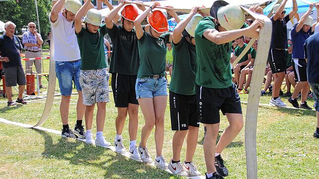 Beim beliebten Gauditurnier, das in diesem Jahr der Kindergarten Abenteuerland ausrichtet, stellen sich die Teilnehmer beim Walder ...
