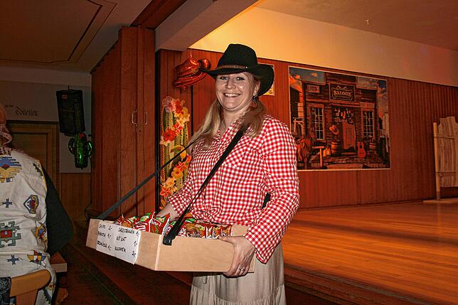 Bild 11: Gasthaus in Aftholderberg im Zeichen der Cowgirls – Schunkeln und Mitsingen beim Weiberball!