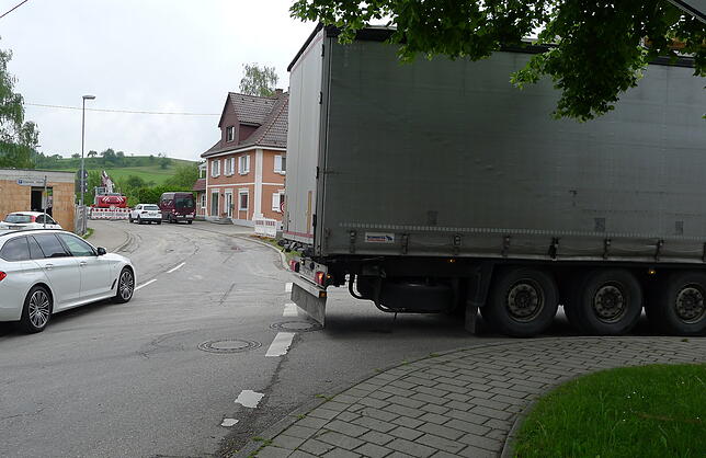Immer wieder missachten selbst Fahrer großer Schwerlastwagen die Umleitungs- und Sperrungshinweise und müssen teils gewagt vor der ...