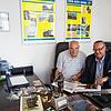 2021: Peter Adrian Gäng (rechts) und Erwin Benz betrachten Bilder des Schnupfervereins aus den 1980er Jahren. In der Mitte steht einer ...
