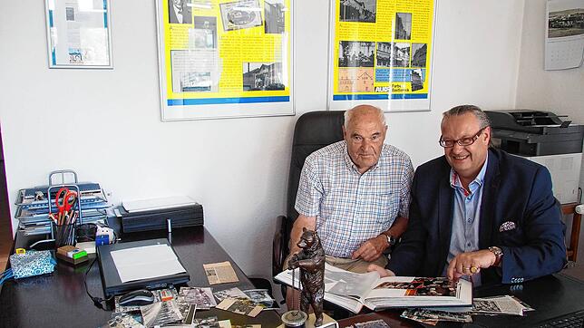 2021: Peter Adrian Gäng (rechts) und Erwin Benz betrachten Bilder des Schnupfervereins aus den 1980er Jahren. In der Mitte steht einer ...