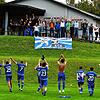 Erleicherter Jubel beim Spitzenreiter: Der FC Erzingen ließ sich nach dem 2:1 gegen Verfolger SG Mettingen/Krenkingen von den Anhängern ...